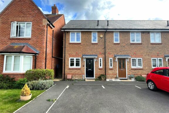 Elizabeth Bree Close Image