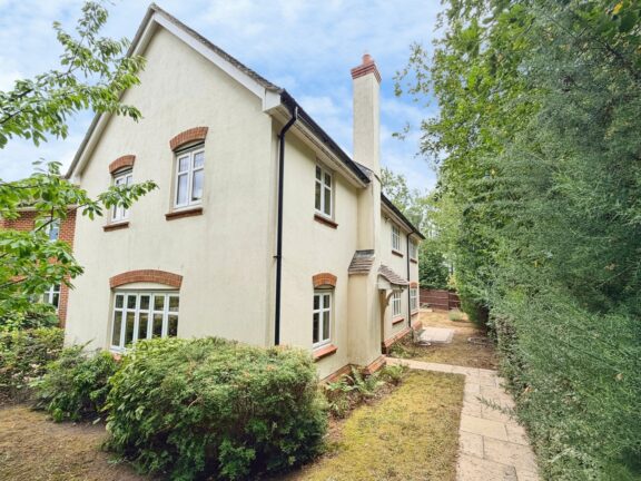 Farleigh Wallop Drive Image