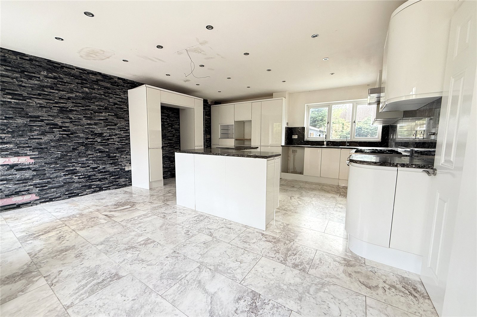 Kitchen Photo 2