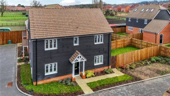 Fuggle Hop Close Image